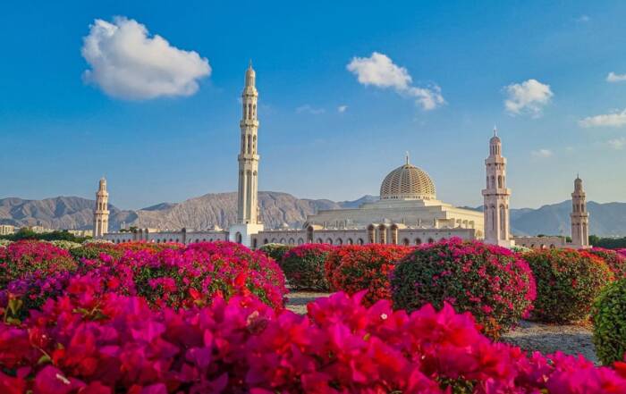 La Gran Mezquita del Sultán Qaboos es uno de los lugares que ver en Omán.