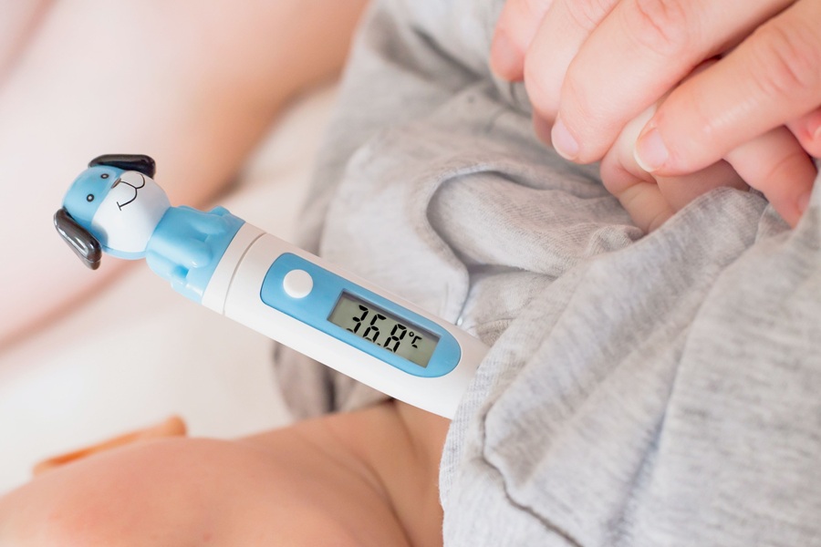 Termómetro infantil en el botiquín de viaje