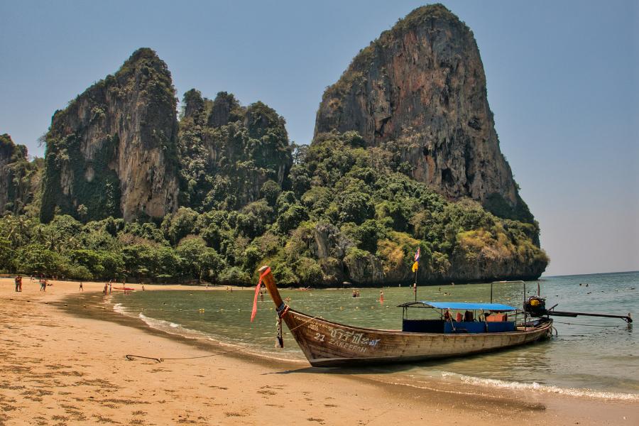 Barco en la playa de Railay, Tailandia