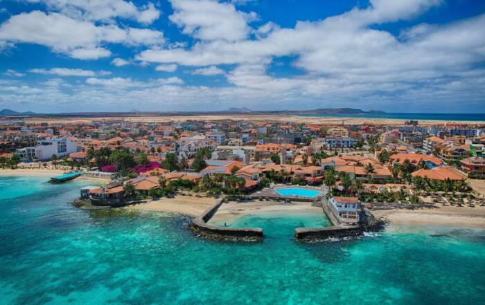 La isla de Sal con su mar azul turquesa es uno de los lugares que ver en Cabo Verde.