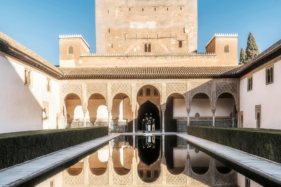 El Patio de los Arrayanes refleja su arquitectura histórica en la alberca central de la Alhambra.