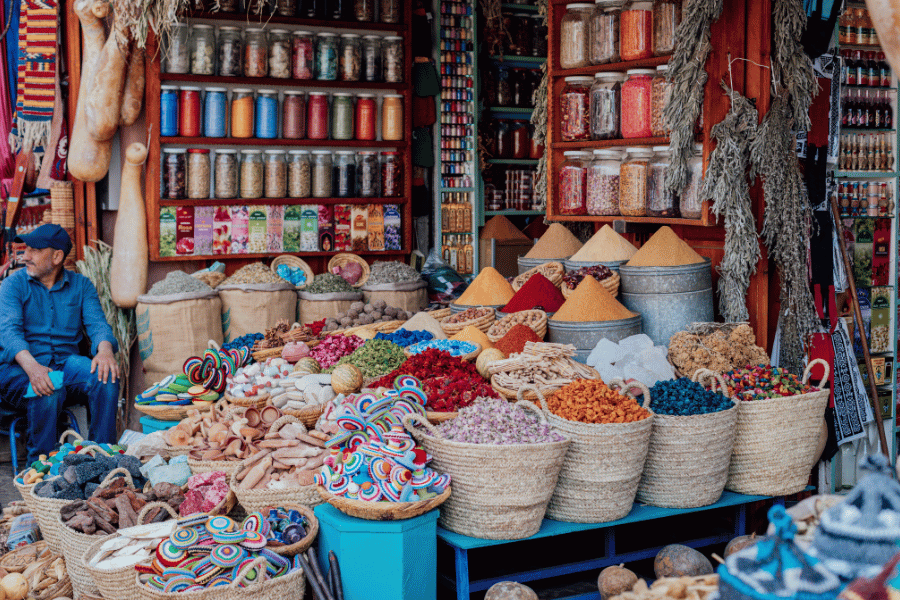 Puestos de especias de colores brillantes se exhiben en un concurrido mercado al aire libre en marrakesh